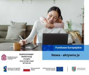 Na zdjęciu widać kobietę siedzącą przy biurku, która korzysta z laptopa i pisze coś na kartce. Wygląda na to, że jest zaangażowana w pracę lub naukę. Z tyłu znajduje się dziecko, które obejmuje ją od tyłu, co sugeruje bliskość i ciepło rodzinne. W lewym dolnym rogu umieszczono informacje o Funduszach Europejskich i rekrutacji. Tło jest jasne i przyjemne, co tworzy pozytywną atmosferę.