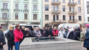Seniorzy na Jarmarku Bożonarodzeniowym w Krakowie, Miejsko-Gminny Ośrodek Pomocy Społecznej w Łopusznie