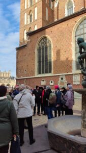 Seniorzy na Jarmarku Bożonarodzeniowym w Krakowie, Miejsko-Gminny Ośrodek Pomocy Społecznej w Łopusznie