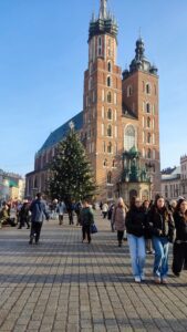 Seniorzy na Jarmarku Bożonarodzeniowym w Krakowie, Miejsko-Gminny Ośrodek Pomocy Społecznej w Łopusznie