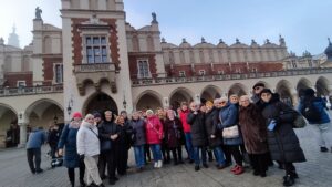 Seniorzy na Jarmarku Bożonarodzeniowym w Krakowie, Miejsko-Gminny Ośrodek Pomocy Społecznej w Łopusznie