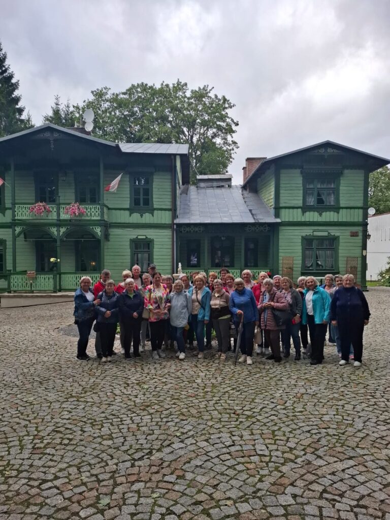 grupa senior&oacute;w z terenu gminy Łopuszno na wyjeździe do Nałęczowa